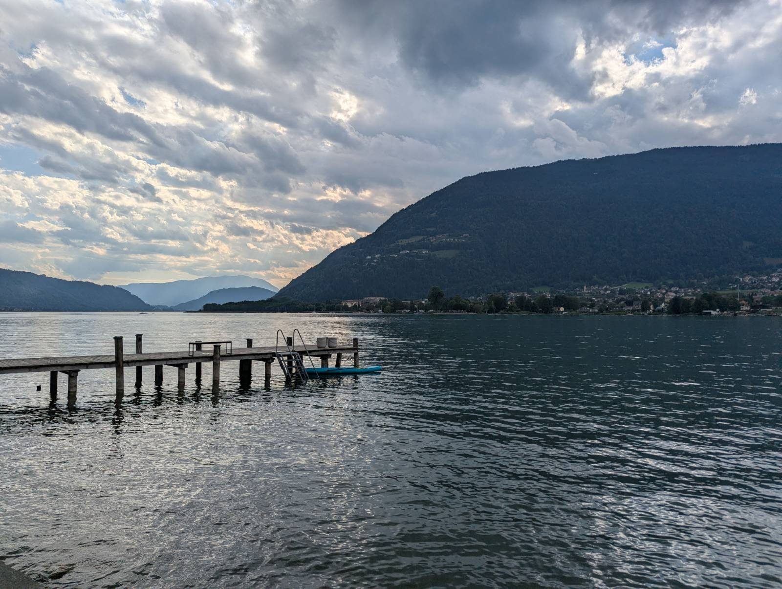 Kupališni pristan na jezeru Ossiacher See uvečer