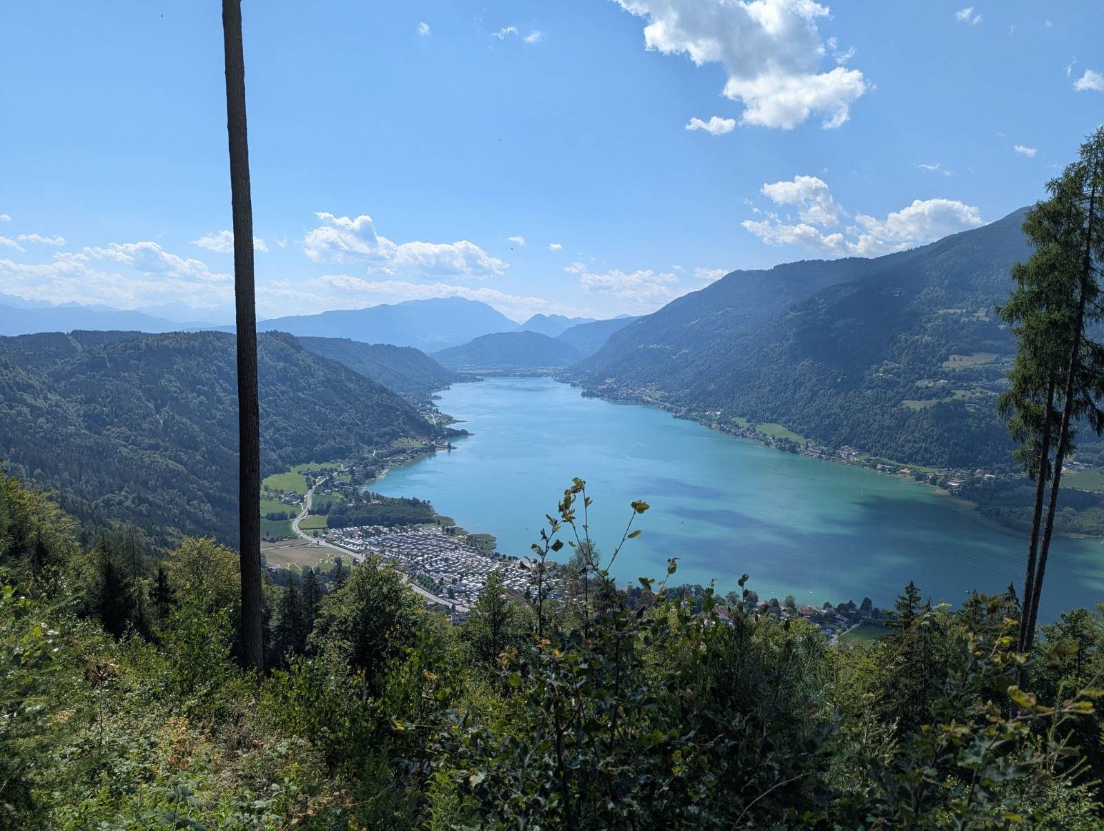 Panorama jezera Ossiacher See s Ossiacher Tauerna