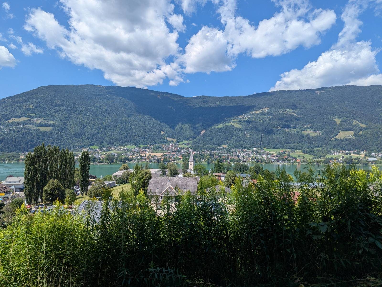 Ossiach s uzvisine s opatijskom crkvom i jezerom