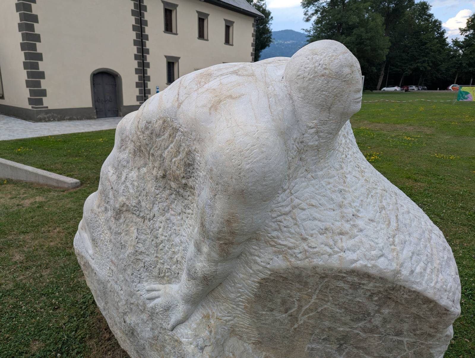 Kamena skulptura u opatijskom parku Ossiach