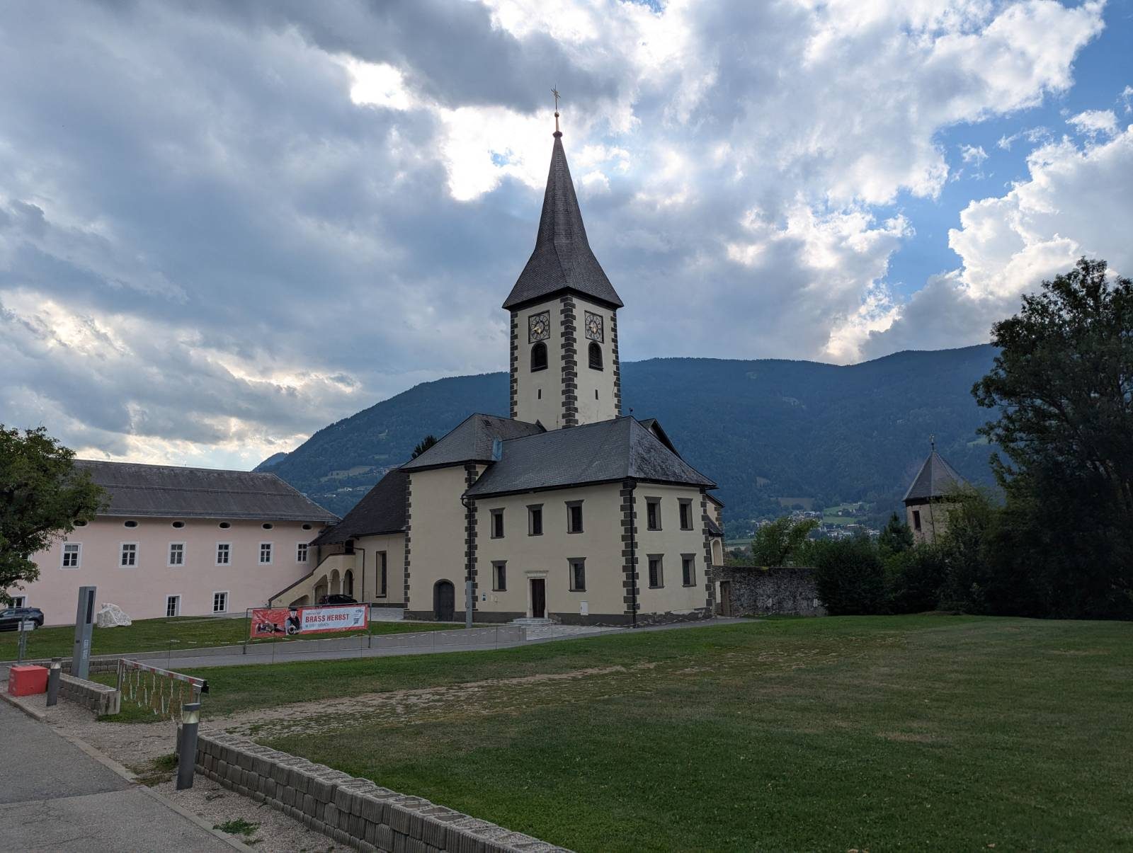 Opatijska crkva Ossiach s križnim tornjem